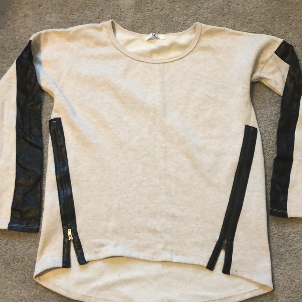 Sweatshirt with leather detail